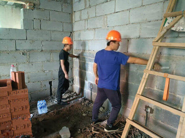施工员正在勘察监控安装现场