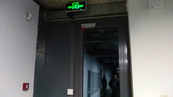 门上安装的电磁锁及出门开关